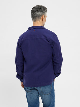 Dyb blå RedGreen herre-overshirt i let twill med knaplukning, brystlomme med klap og forlomme.