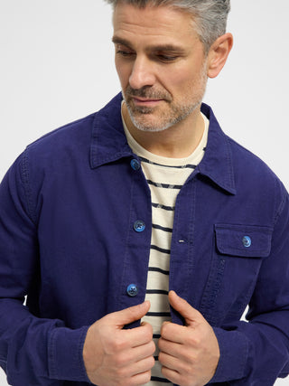 Dyb blå RedGreen herre-overshirt i let twill med knaplukning, brystlomme med klap og forlomme.