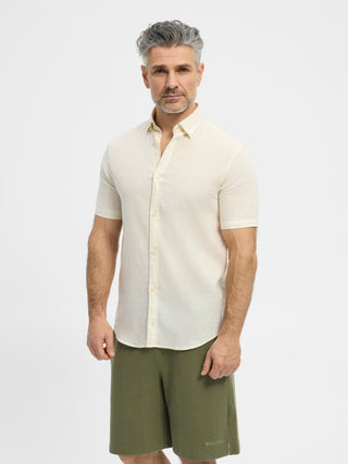 Cremefarvet kortærmet RedGreen herreskjorte med button‑down krave, knappestolpe og lille ton‑i‑ton logo på brystet