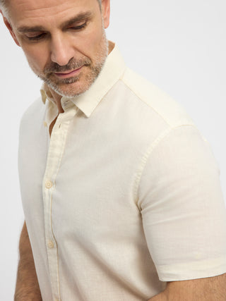 Cremefarvet kortærmet RedGreen herreskjorte med button‑down krave, knappestolpe og lille ton‑i‑ton logo på brystet