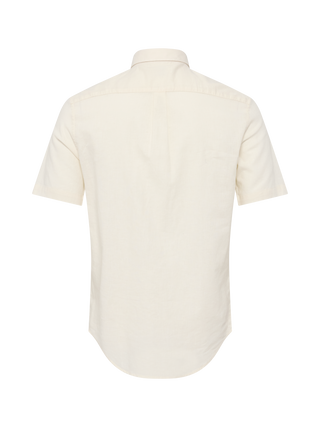 Cremefarvet kortærmet RedGreen herreskjorte med button‑down krave, knappestolpe og lille ton‑i‑ton logo på brystet