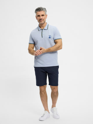 Lyseblå kortærmet polo fra Redgreen i 100 % bomuld med kontraststribet krave og ærmekant samt lille sejlskibslogo.