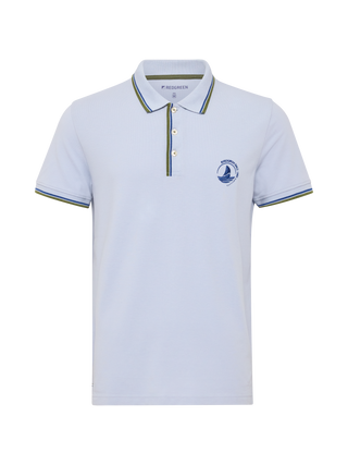Lyseblå kortærmet polo fra Redgreen i 100 % bomuld med kontraststribet krave og ærmekant samt lille sejlskibslogo.