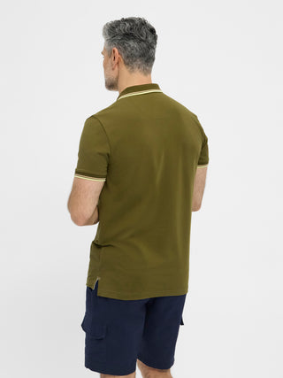 Olivengrøn kortærmet polo fra Redgreen i 100 % bomuld med kontraststribet krave og ærmekant samt lille sejlskibslogo.