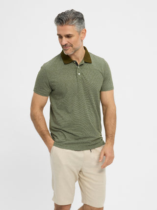 Olivengrøn kortærmet bomuldspolo med brun ribkrave og melange‐struktur fra Redgreen.