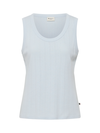 Lyseblå RedGreen dametop med scoop‑halsudskæring, brede stropper og subtil ribstruktur