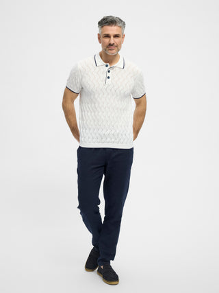Hvid RedGreen herrepolo med bølget strikmønster, marineblå trim på flip‑krave og ærmer samt tre‑knaps placket
