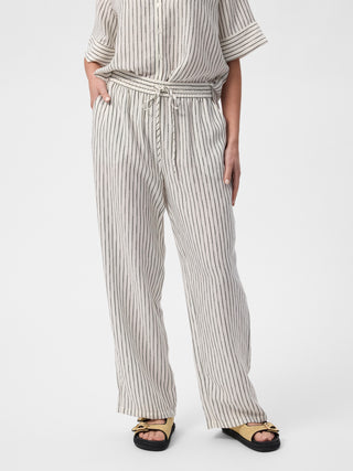 Damebukser i naturfarve med sorte striber fra Redgreen, lavet i en let hørblanding med afslappet pasform