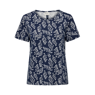 Dame T-shirt fra Redgreen i mørkeblå med hvidt botanisk blomsterprint – kortærmet med rund hals og let struktureret bomuldsstof. Perfekt til sommerens casual outfits eller afslappede hverdagslooks.