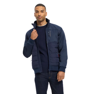 Herrejakke i navy blå – moderne quiltet softshell med høj krave og lynlåslommer fra Redgreen. Perfekt overgangsjakke til mænd, ideel til forår og efterår med casual eller sporty stil.