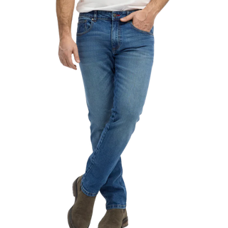Herrejeans i mellemblå denim med lige pasform, stylet med brune ruskindssko.